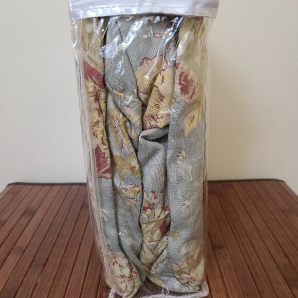 Waverly Slipcover T-Cushion Chair in Ballad Bouquet/Robins Egg -NEW - Picture 5 of 7